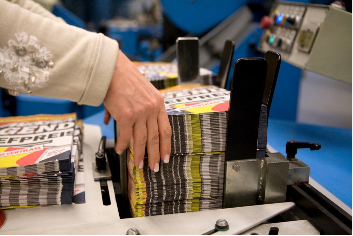 Vom Digitalen ins Analoge – Die Macht physischer Werbematerialien in der Online-Ära